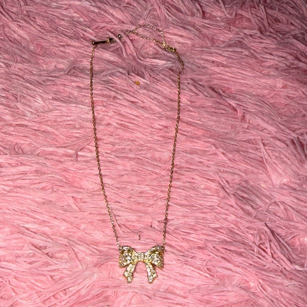 Elegant Gold Bow Necklace